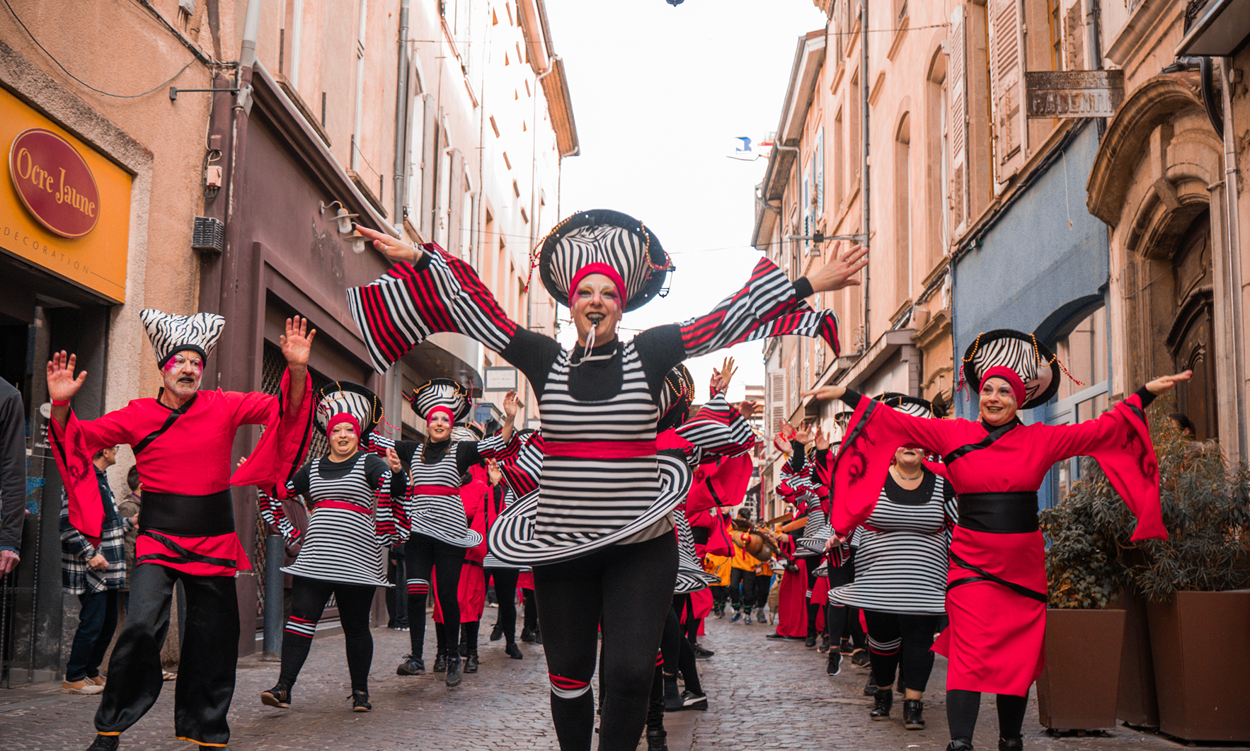 Danseurs au carnaval Romans-sur-Isère 2026 © Alicia Pioche